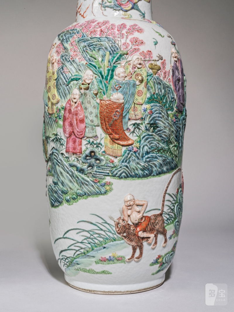 清晚期 粉彩凸雕十八羅漢棒槌瓶一對 | PAIRE DE GRANDS VASES EN PORCELAINE DE LA FAMILLE ROSE - 图8